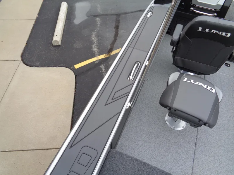 Slide: The Image of Lund 1975 Pro-V boat interior with branded seats, 2025 model. - 30