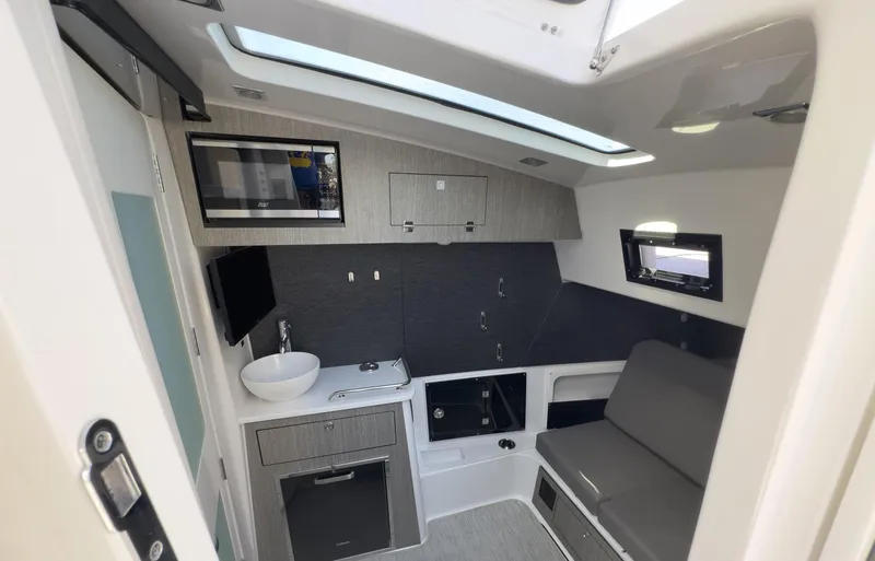 Slide: The Image of Blackfin 400 CC 2024 - 52