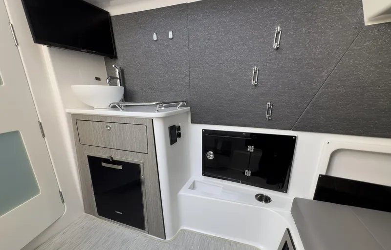 Slide: The Image of Blackfin 400 CC 2024 - 54