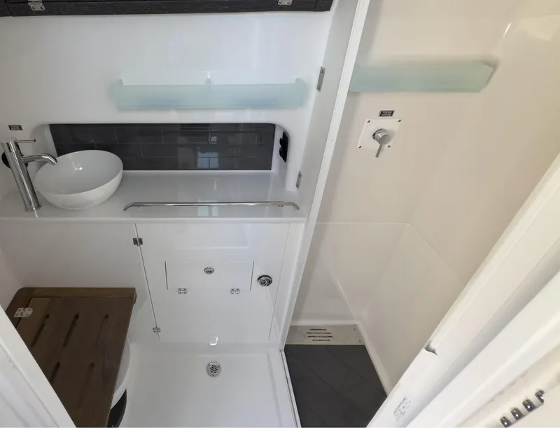 Slide: The Image of Blackfin 400 CC 2024 - 62