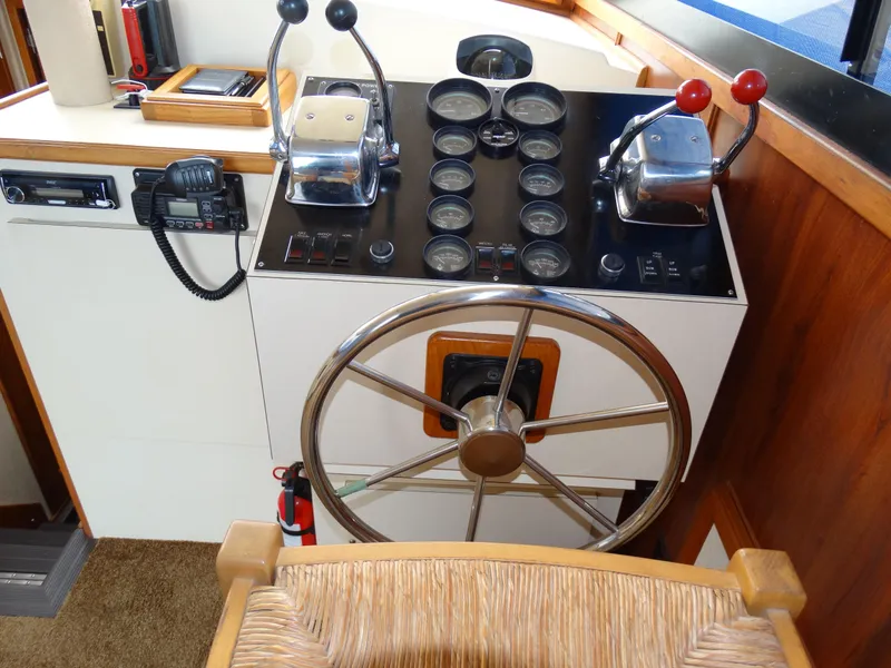 Slide: The Image of Helm of a 1991 Egg Harbor 33 Sedan boat. - 22