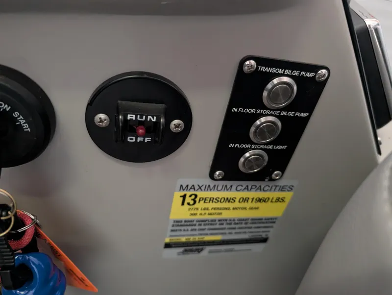 Slide: The Image of Control panel of 2019 Manitou 25 Encore SE boat with capacity label. - 25