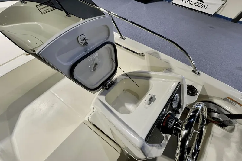 Slide: The Image of Boston Whaler 160 Super Sport 2025 - 10
