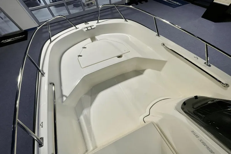 Slide: The Image of Boston Whaler 160 Super Sport 2025 - 12