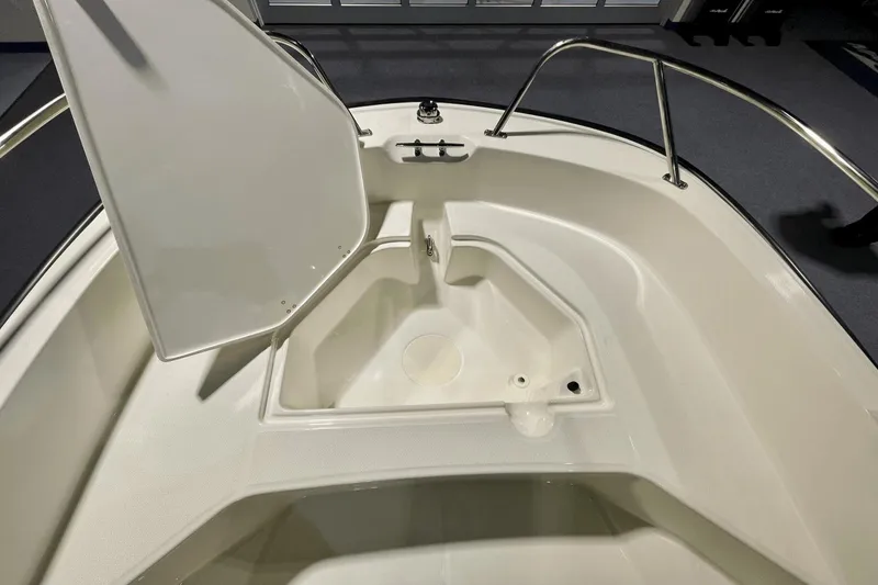 Slide: The Image of Boston Whaler 160 Super Sport 2025 - 13