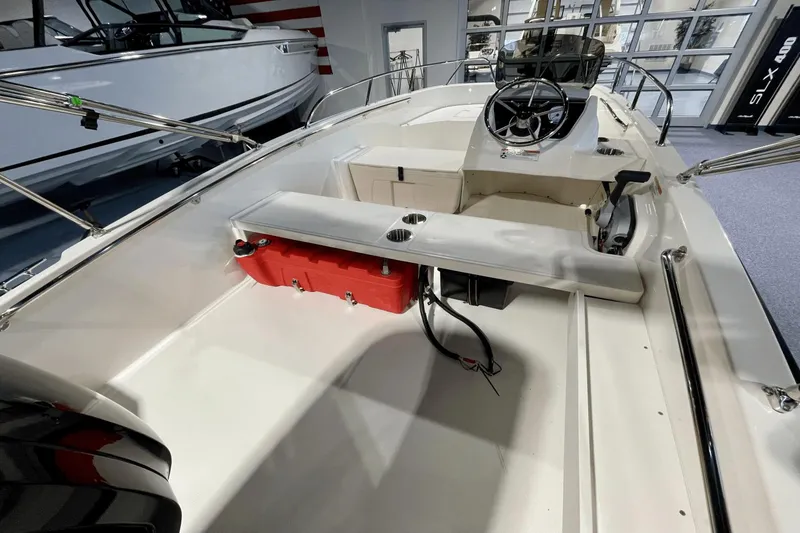 Slide: The Image of Boston Whaler 160 Super Sport 2025 - 4