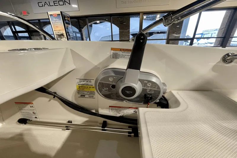 Slide: The Image of Boston Whaler 160 Super Sport 2025 - 5