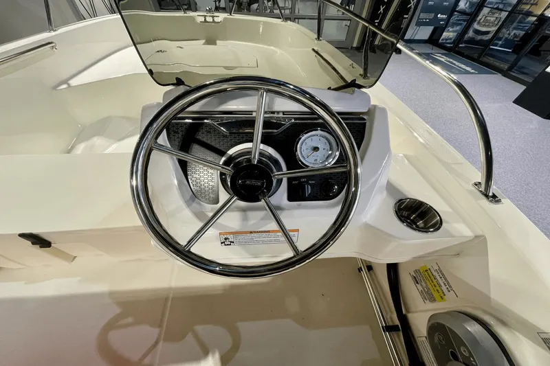 Slide: The Image of Boston Whaler 160 Super Sport 2025 - 6