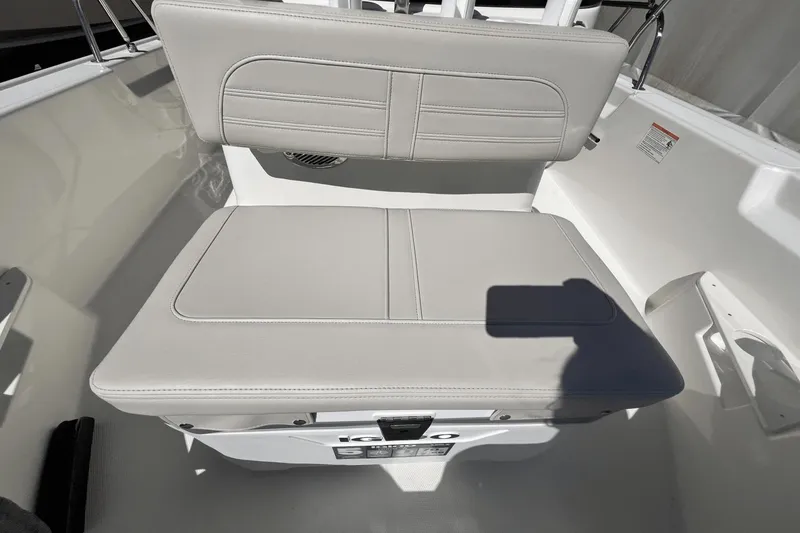 Slide: The Image of Boston Whaler 170 Montauk 2025 - 5