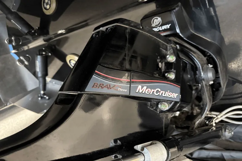 Slide: The Image of Sea Ray SDX 250 2025 - 16