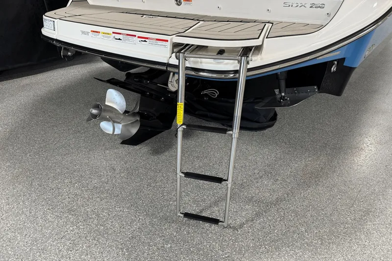 Slide: The Image of Sea Ray SDX 250 2025 - 20