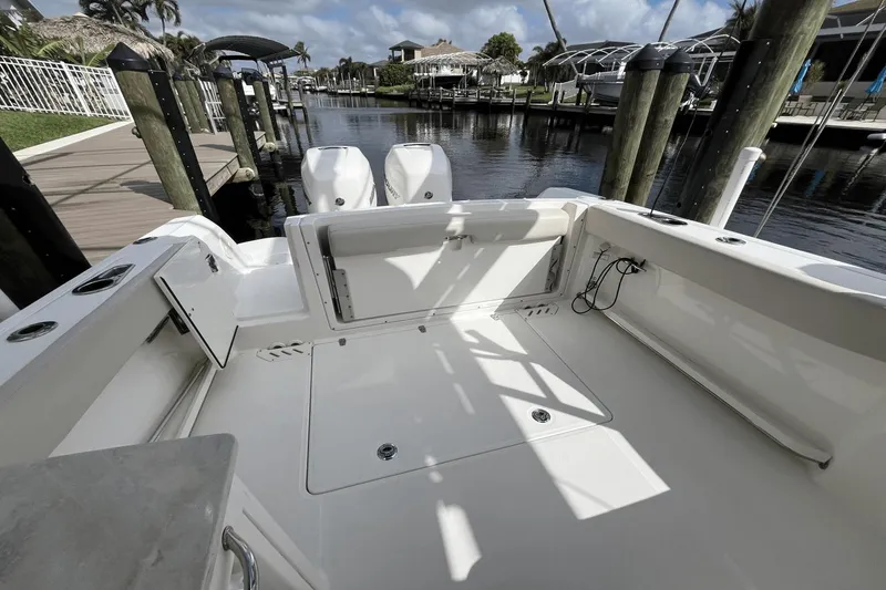 Slide: The Image of Boston Whaler 270 Vantage 2016 - 10