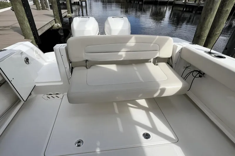 Slide: The Image of Boston Whaler 270 Vantage 2016 - 12