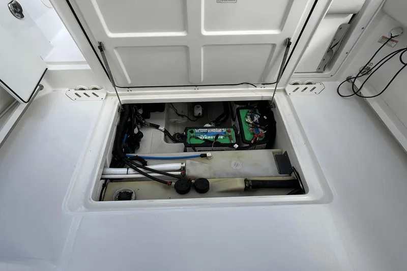 Slide: The Image of Boston Whaler 270 Vantage 2016 - 13