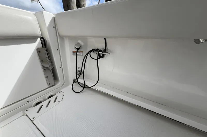 Slide: The Image of Boston Whaler 270 Vantage 2016 - 14