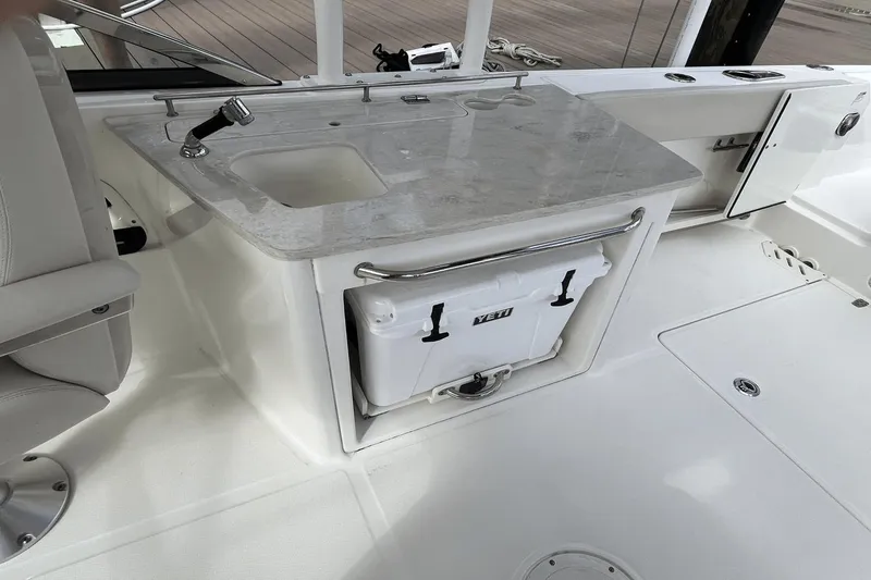 Slide: The Image of Boston Whaler 270 Vantage 2016 - 18