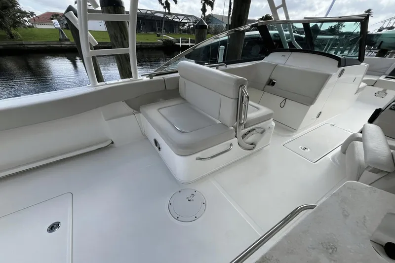 Slide: The Image of Boston Whaler 270 Vantage 2016 - 20