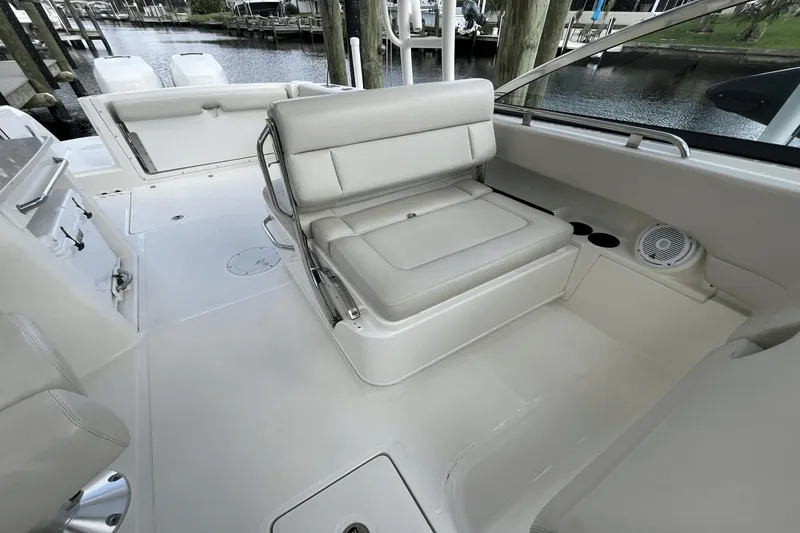 Slide: The Image of Boston Whaler 270 Vantage 2016 - 21