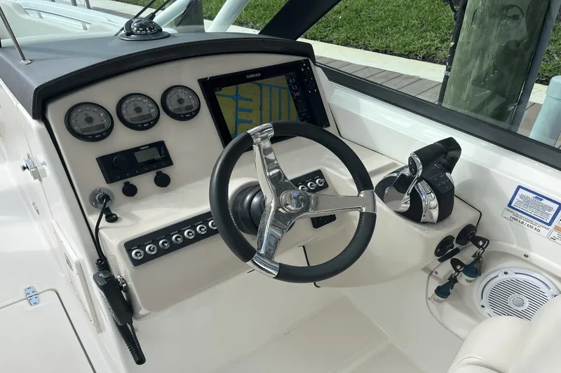 Slide: The Image of Boston Whaler 270 Vantage 2016 - 23