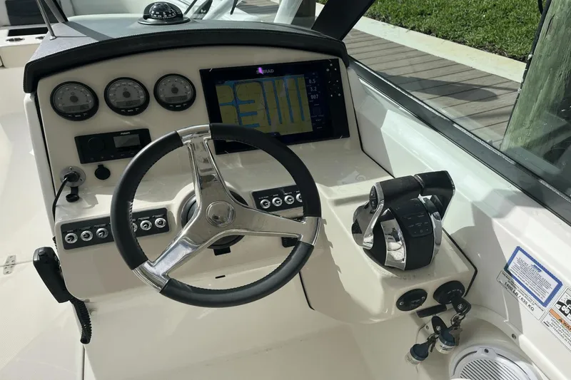 Slide: The Image of Boston Whaler 270 Vantage 2016 - 24