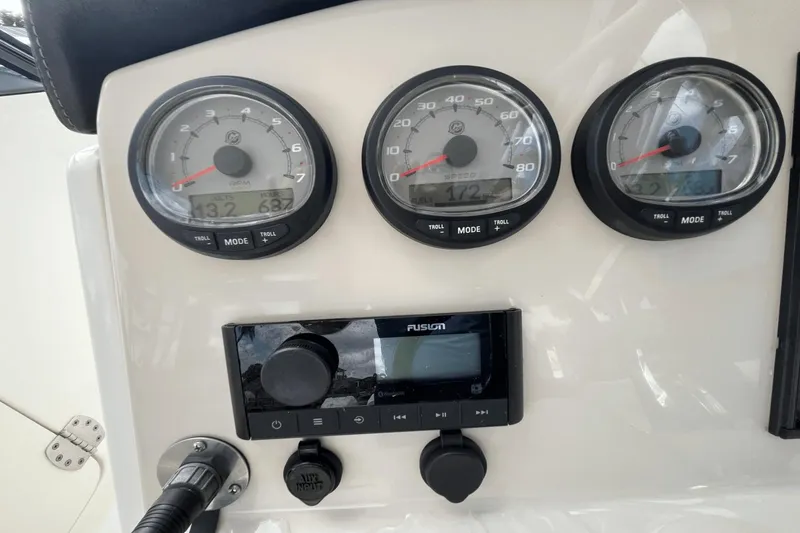 Slide: The Image of Boston Whaler 270 Vantage 2016 - 27
