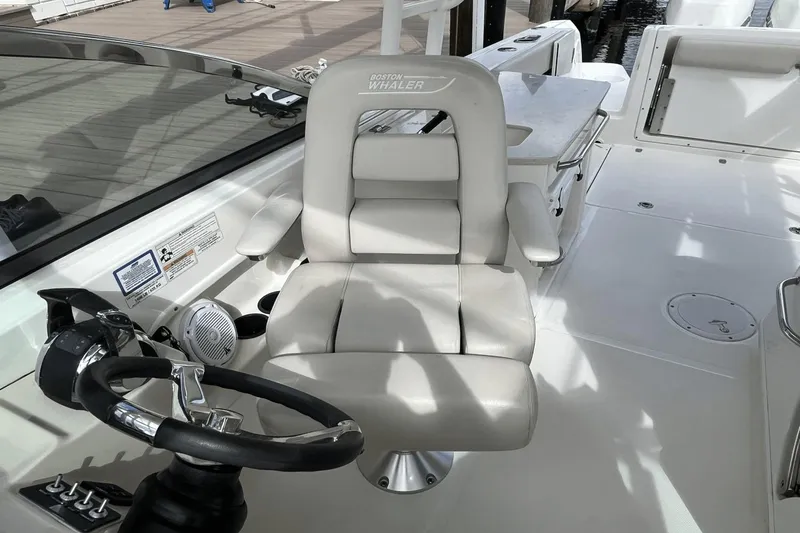 Slide: The Image of Boston Whaler 270 Vantage 2016 - 29