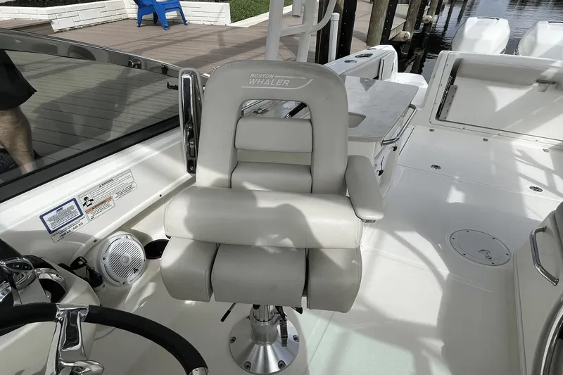 Slide: The Image of Boston Whaler 270 Vantage 2016 - 30
