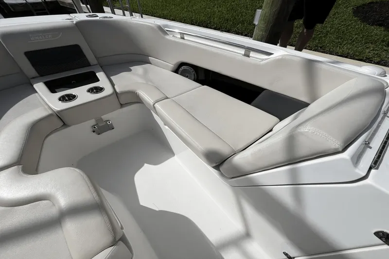 Slide: The Image of Boston Whaler 270 Vantage 2016 - 32
