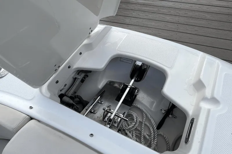 Slide: The Image of Boston Whaler 270 Vantage 2016 - 36