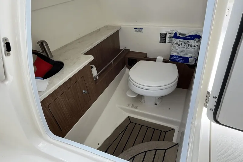 Slide: The Image of Boston Whaler 270 Vantage 2016 - 38