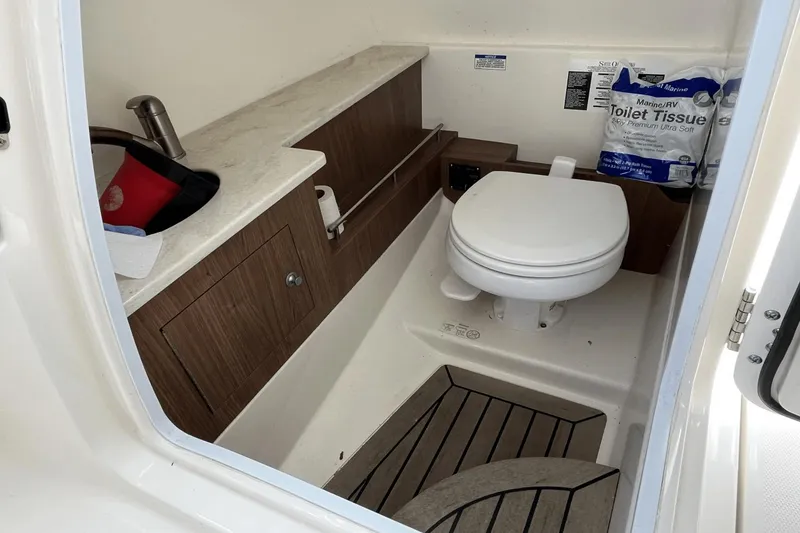 Slide: The Image of Boston Whaler 270 Vantage 2016 - 39