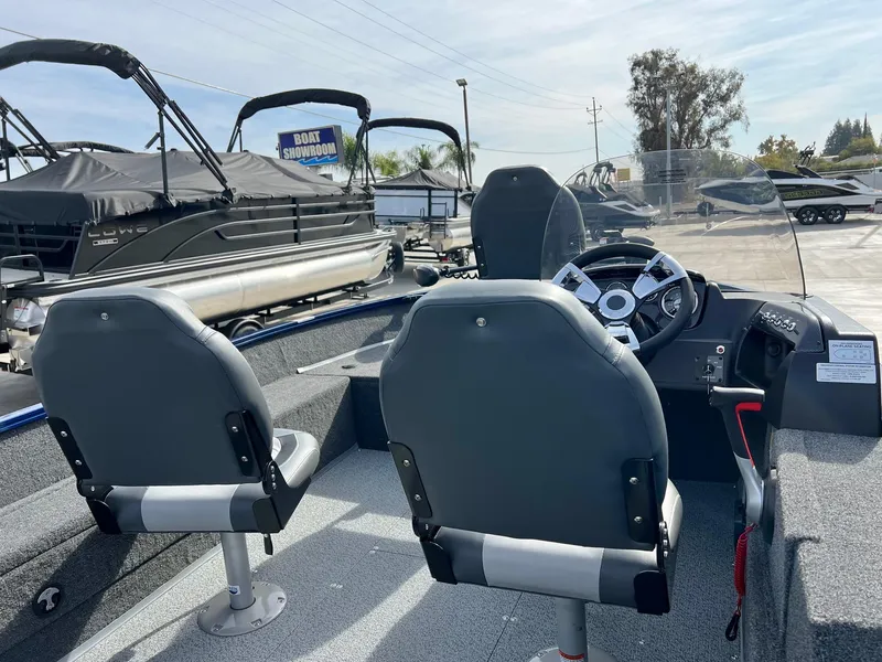 Slide: The Image of Lowe Fishing Machine 1675SC 2025 - 10