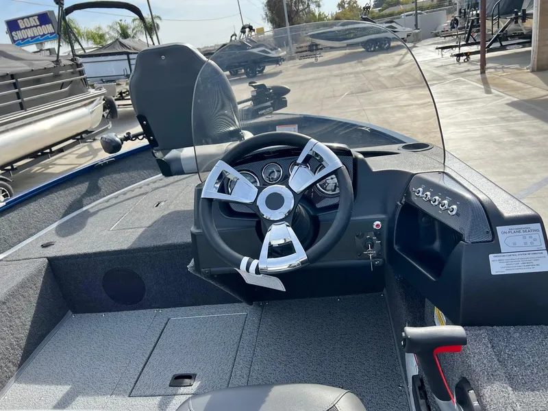 Slide: The Image of Lowe Fishing Machine 1675SC 2025 - 11