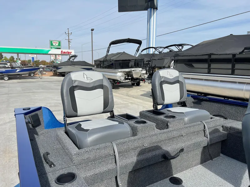 Slide: The Image of Lowe Fishing Machine 1675SC 2025 - 4