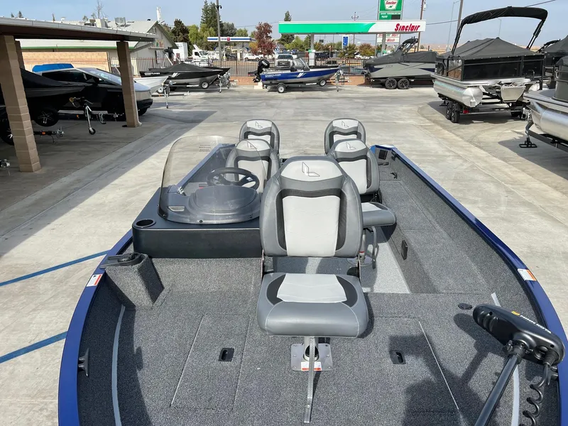 Slide: The Image of Lowe Fishing Machine 1675SC 2025 - 5