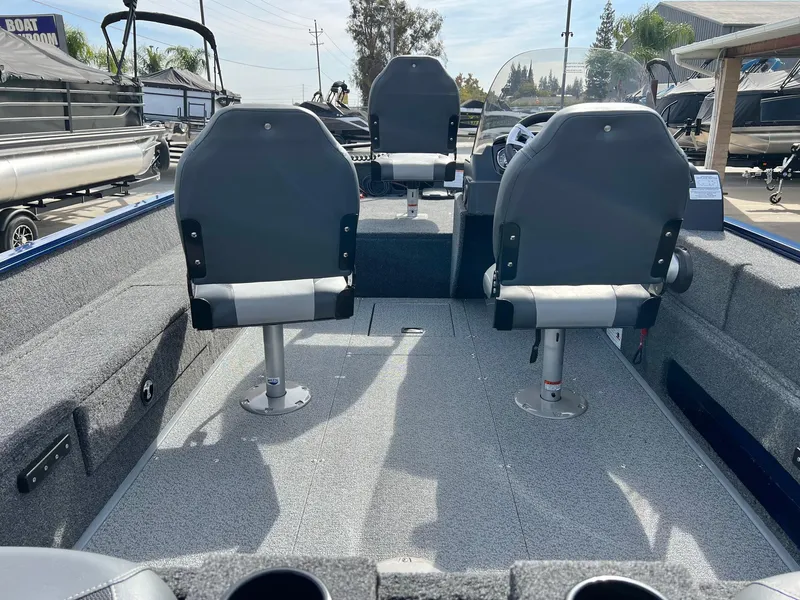 Slide: The Image of Lowe Fishing Machine 1675SC 2025 - 6