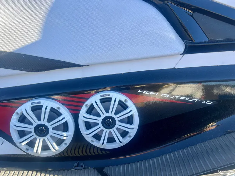 Slide: The Image of 2018 Yamaha WaveRunner VX Cruiser with Kicker speakers and high output design. - 9