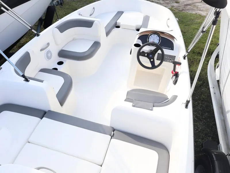 Slide: The Image of Bayliner Element E16 2025 - 6