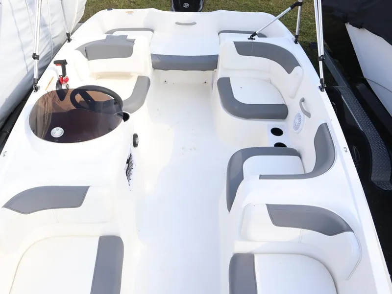 Slide: The Image of Bayliner Element E16 2025 - 9