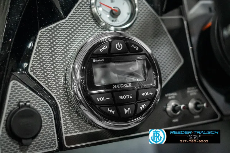 Slide: The Image of Dashboard of 2025 Lund 1875 Pro-V Bass XS with Kicker audio system. - 29