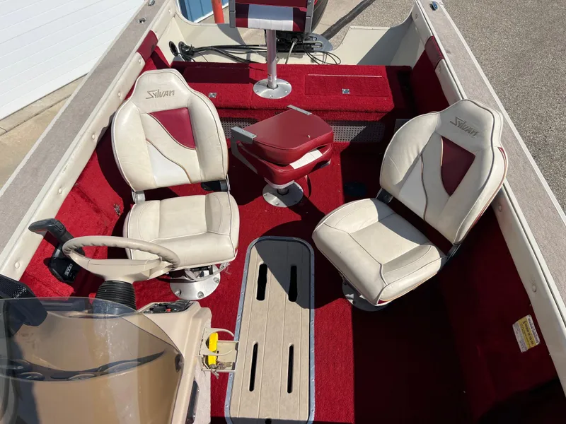 Slide: The Image of 1997 Sylvan 1600 Pro Select boat interior with red and beige seating. - 28