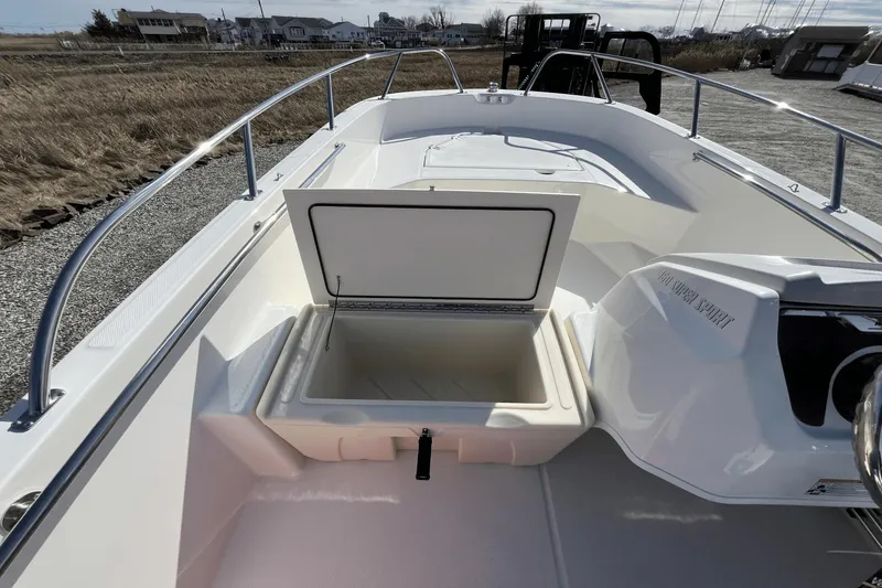 Slide: The Image of Boston Whaler 160 Super Sport 2025 - 6