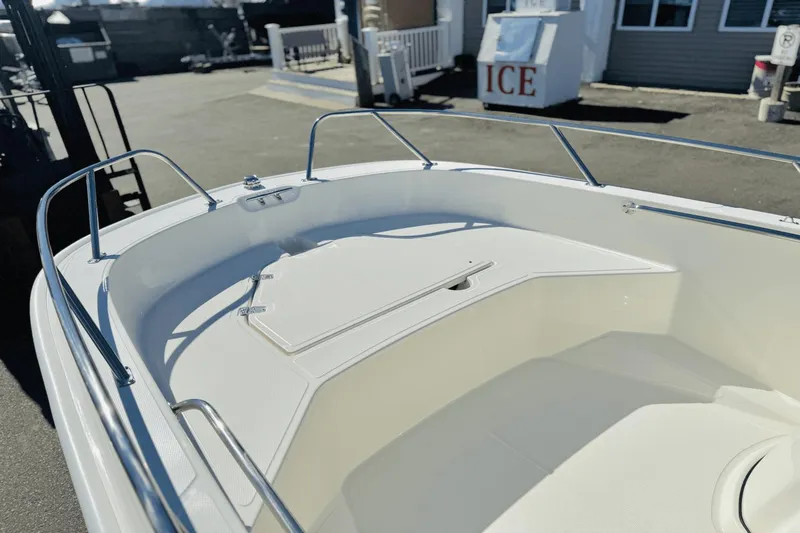 Slide: The Image of Boston Whaler 160 Super Sport 2025 - 6