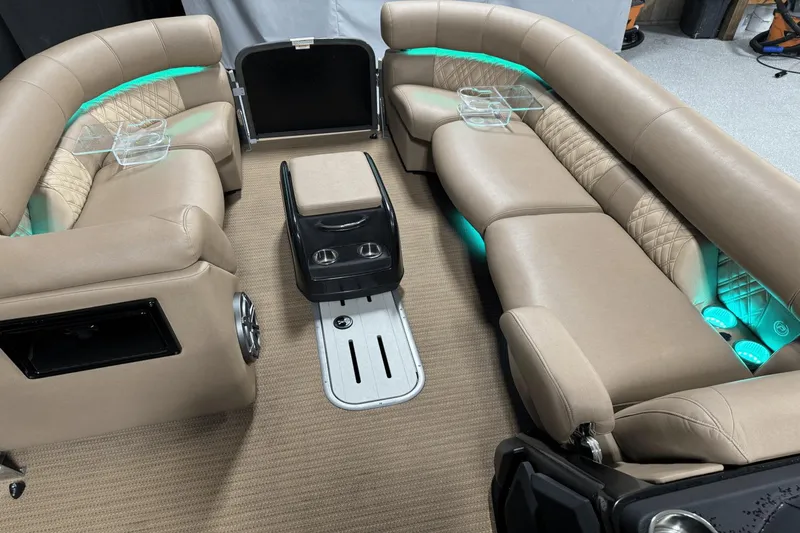 Slide: The Image of Premier 250 Intrigue 2021 - 8