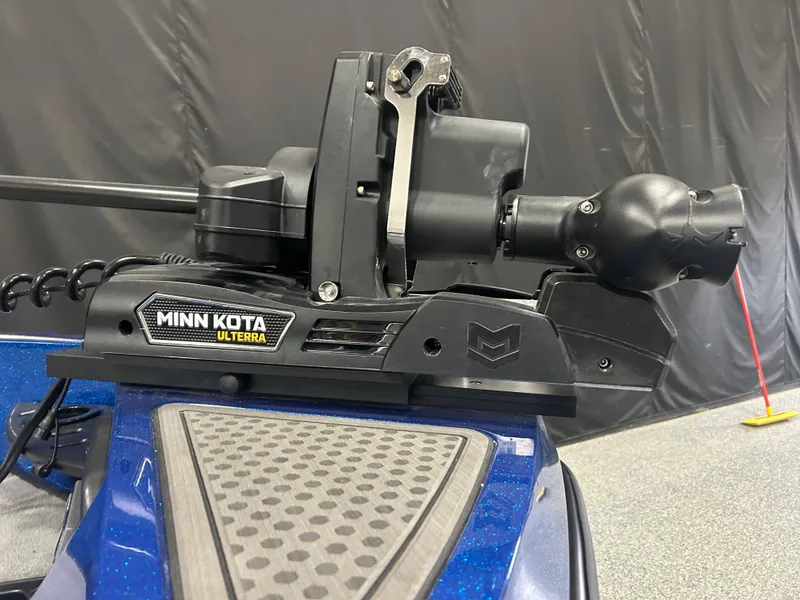 Slide: The Image of Minn Kota Ulterra motor on Nitro ZV20, 2025 model, in a showroom setting. - 15