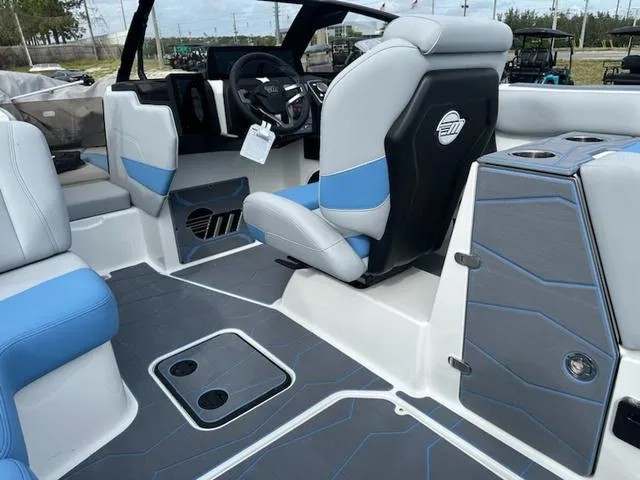 Slide: The Image of Malibu Wakesetter 24 MXZ 2025 - 11