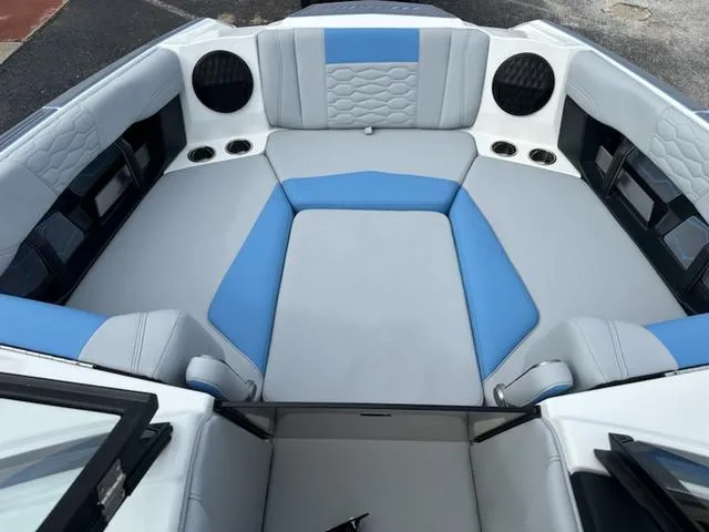 Slide: The Image of Malibu Wakesetter 24 MXZ 2025 - 14