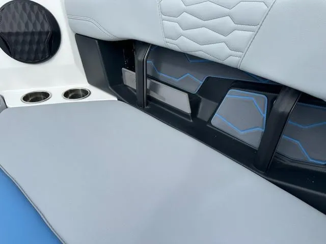 Slide: The Image of Malibu Wakesetter 24 MXZ 2025 - 15