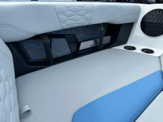 Slide: The Image of Malibu Wakesetter 24 MXZ 2025 - 16