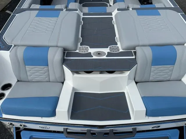 Slide: The Image of Malibu Wakesetter 24 MXZ 2025 - 17